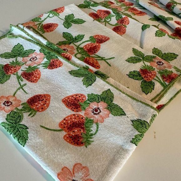 Vintage Strawberry Napkins Set Of 6 🍓 - Picture 2 of 10